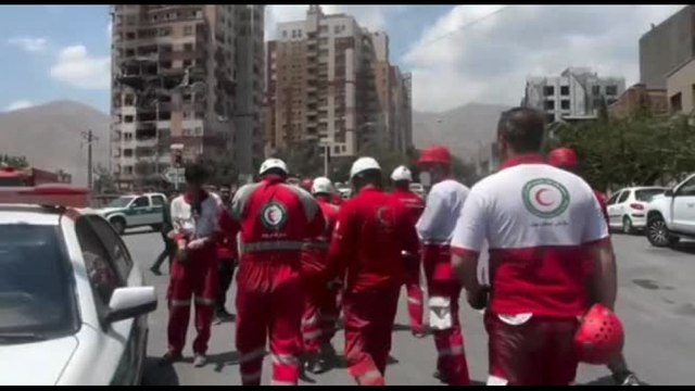 Iran, i soccorsi dopo l'attacco di Israele in un quartiere di Teheran