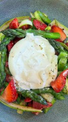🍓 Salade d’asperges, fraises, burrata & zaatar 🌿