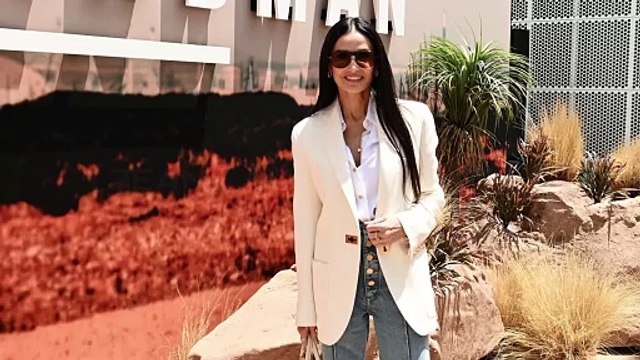 Come abbinare i pantaloni a zampa a 60 anni: risponde Demi Moore