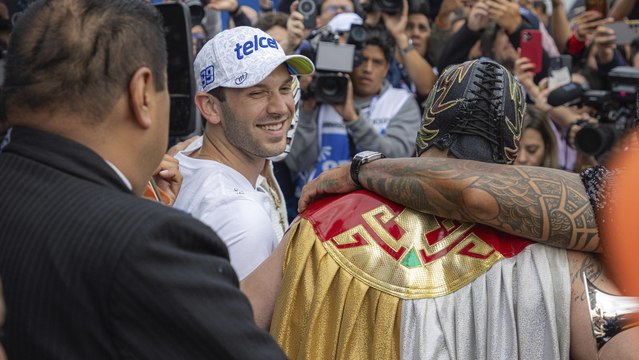 Daniel Suárez hace su entrada triunfal al Autódromo Hermanos Rodríguez en microbús y con mariachi
