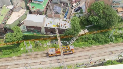 경의중앙선 선로에 사다리차 넘어져...열차 운행 재개 / YTN