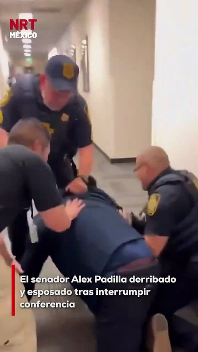 El senador demócrata Alex Padilla fue arrojado al suelo y esposado después de interrumpir una conferencia de prensa de la secretaria de seguridad nacional de los Estados Unidos. el incidente generó controversia.