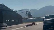 Beeindruckendes Video zeigt Bell 407-Hubschrauber, der beim Start mit Hangartor kollidiert