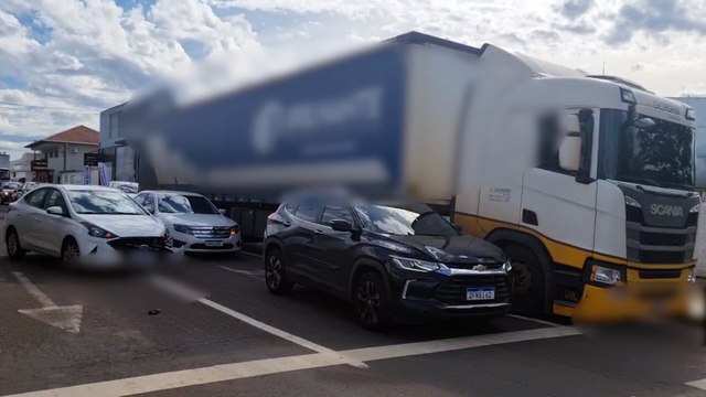 Colisão entre dois veículos é registrada no Centro de Cascavel