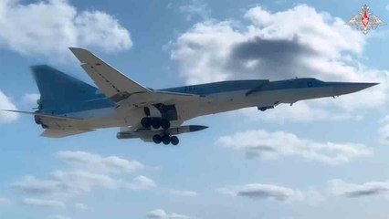 Video: Nach ukrainischem Angriff – Russland fliegt mit Tu-22M3-Bombern über die Ostsee