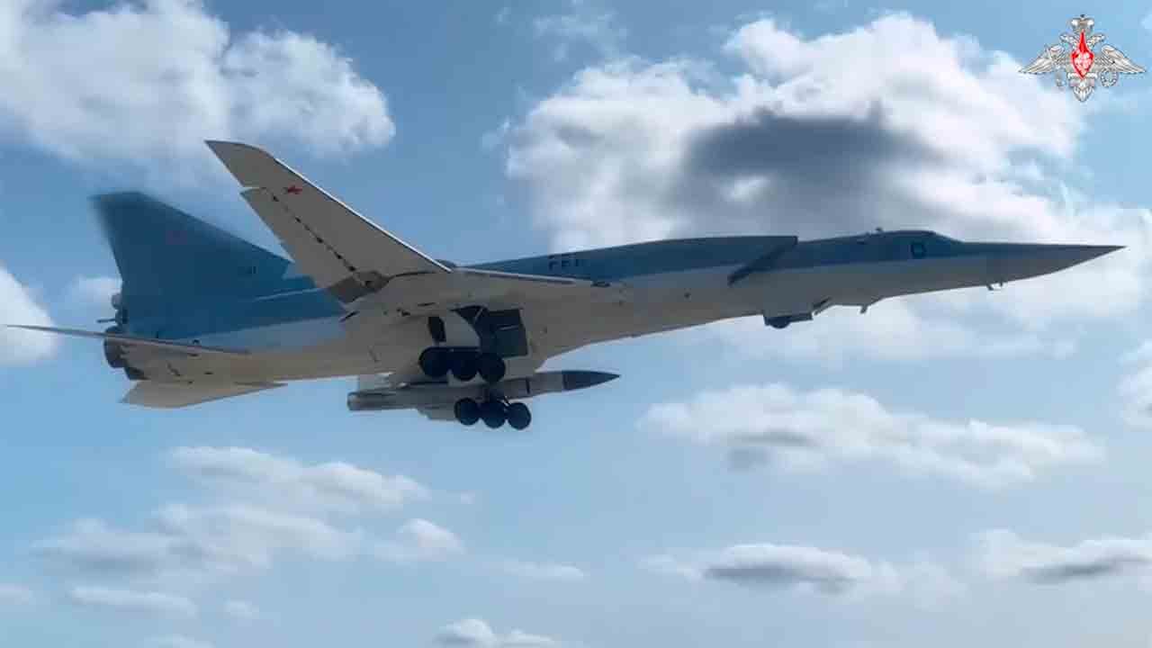 Wideo: Po ukraińskim ataku Rosja przeprowadza lot bombowców Tu-22M3 nad Morzem Bałtyckim