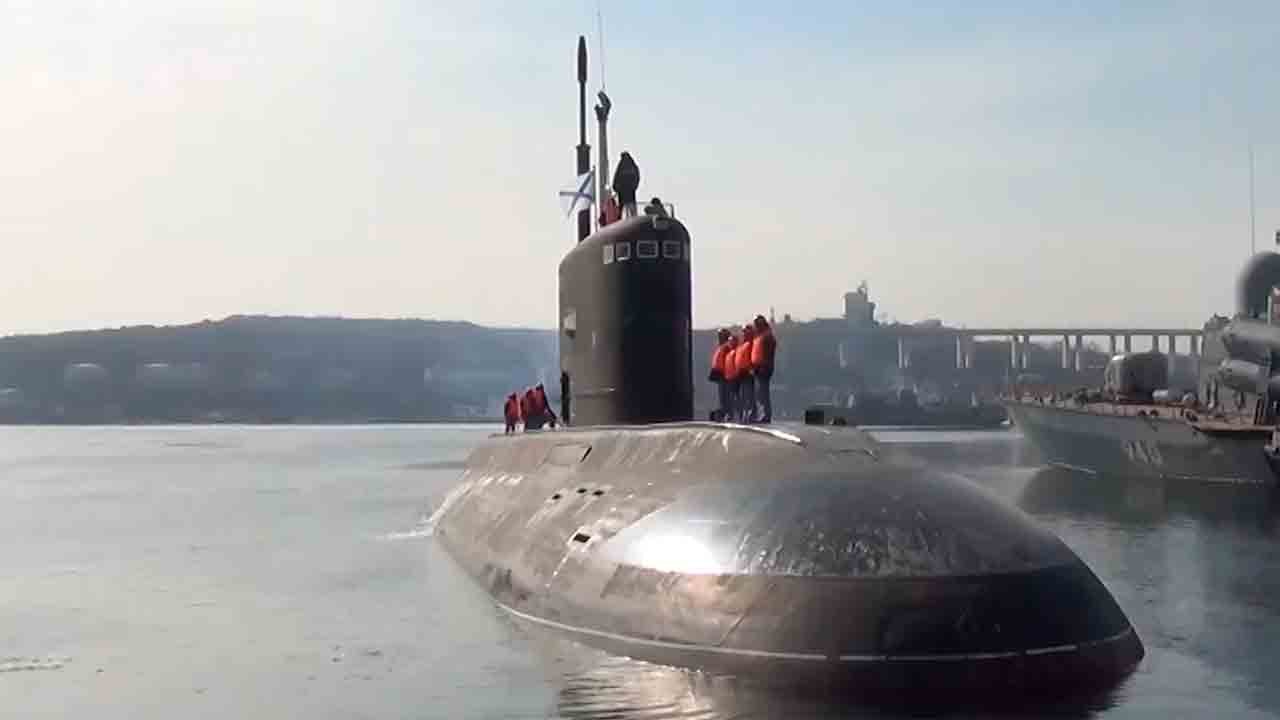 Okręt podwodny Ufa wystrzeliwuje pociski Kalibr na Morzu Japońskim podczas tajnych ćwiczeń