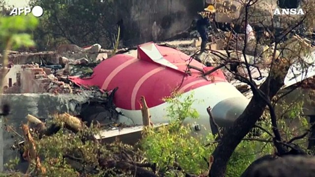 India, i resti dell'aereo precipitato ieri poco dopo il decollo