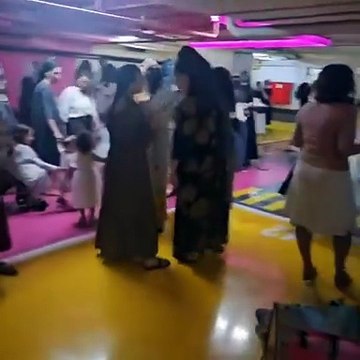 Mientras los misiles de Irán vuelan sobre ciudades israelíes, los civiles cantan, rezan, se abrazan y resisten con fe inquebrantable.