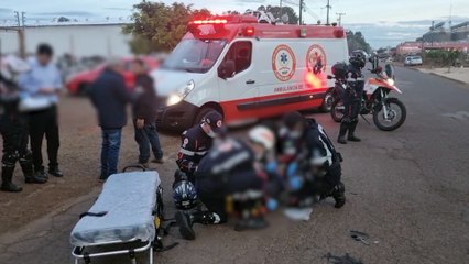 Motociclista fratura perna em colisão com BMW na Rua do Cowboy