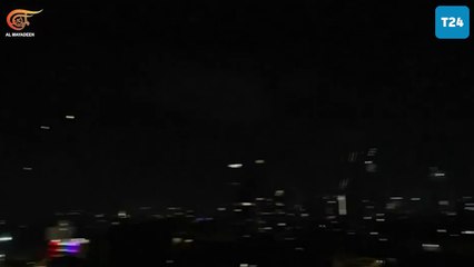 İran füzesinin Tel Aviv'deki bir binaya isabet ettiği an