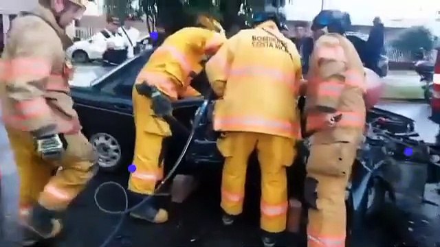 ext-Al menos tres personas críticas tras aparatoso choque entre bus y vehículo liviano en Pavas-130625