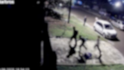 Abusados: meninos aterrorizam moradora idosa com chutes no portão da casa em Cascavel