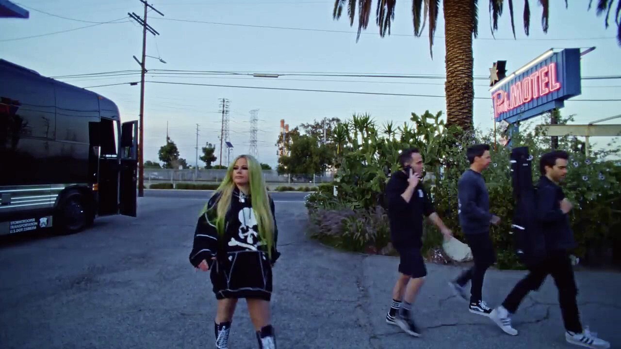 Avril Lavigne - Young & Dumb (feat. Simple Plan) (Official Video)