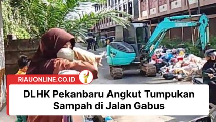 DLHK Pekanbaru Angkut Tumpukan Sampah di Jalan Gabus