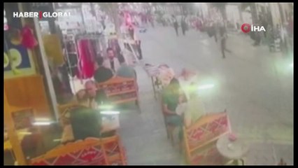 Gaziosmanpaşa’da motosiklet yemek yiyenlerin arasına daldı