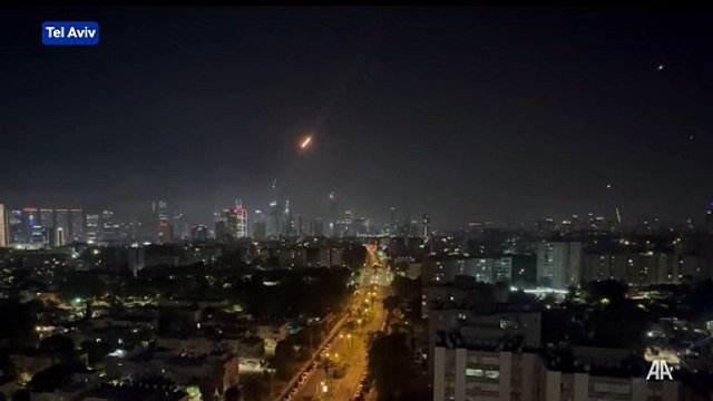 Tel Aviv'deki İsrail Savunma Bakanlığı'na yakın bir nokta İran füzesiyle vuruldu