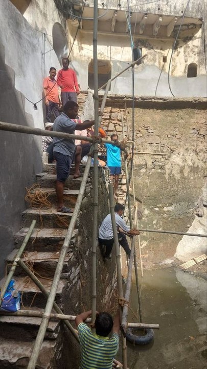 दलदल व पानी को देख मजदूरों ने छोडा काम, तब इंजीनियर ने संभाला मोर्चा,  देखे वीडियो