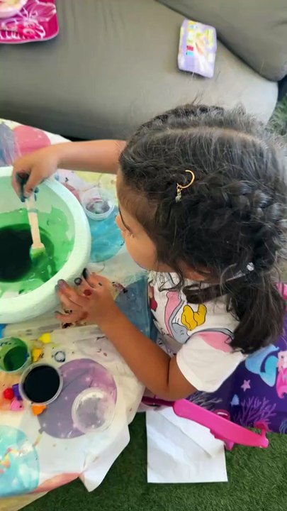 Ελένη Χατζίδου: Η κόρη της Μελίτα έγινε μικρή ζωγράφος – Έτσι περνούν τα πρωινά τους μαμά & κόρη!