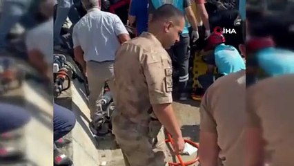 İstinat duvarına çarpan araçta sıkışan 2 kişi kurtarıldı