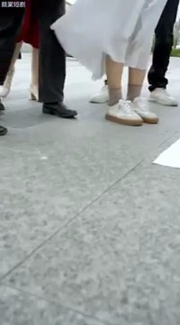 CEO memberikan roti kepada orang miskin, tetapi dia sebenarnya dokter ajaib, bantu dia menjadi kaya