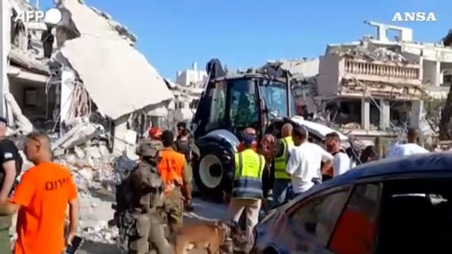 Israele, ingenti danni dopo i raid missilistici iraniani: soccorritori sul posto