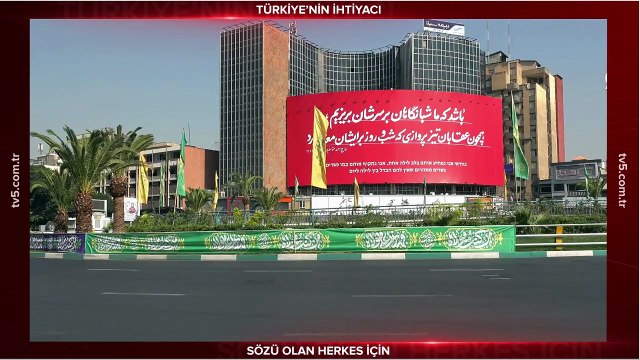 İran'ın başkenti Tahran'da, “İntikam Çağrısı” bulunan dev afişler asıldı