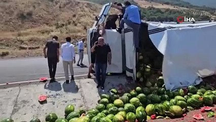 Gaziantep’te virajı alamayan karpuz yüklü kamyonet yan yattı
