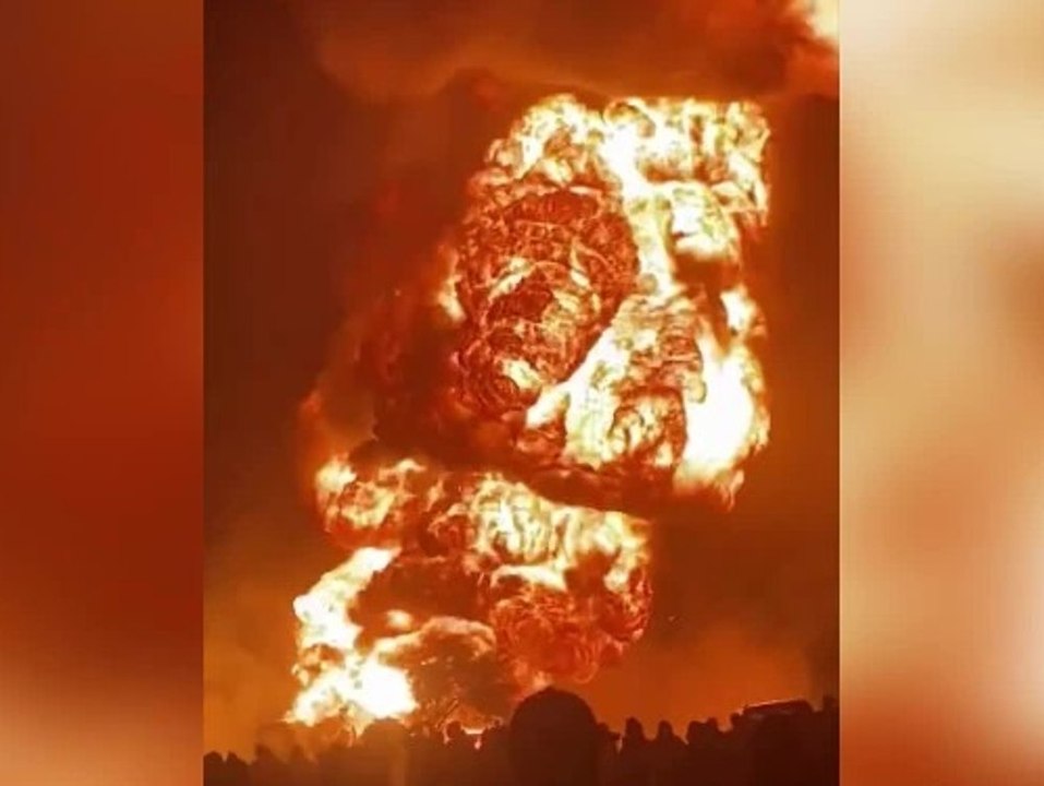 Riesige Flammen: Tanklaster explodiert