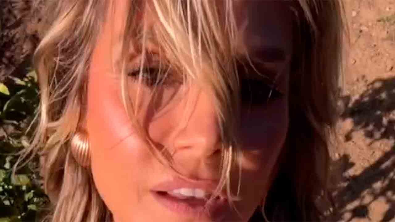 🇸🇪Video: Heidi Klum dansar i guldbikini medan hon jobbar i trädgården – och får sociala medier att koka