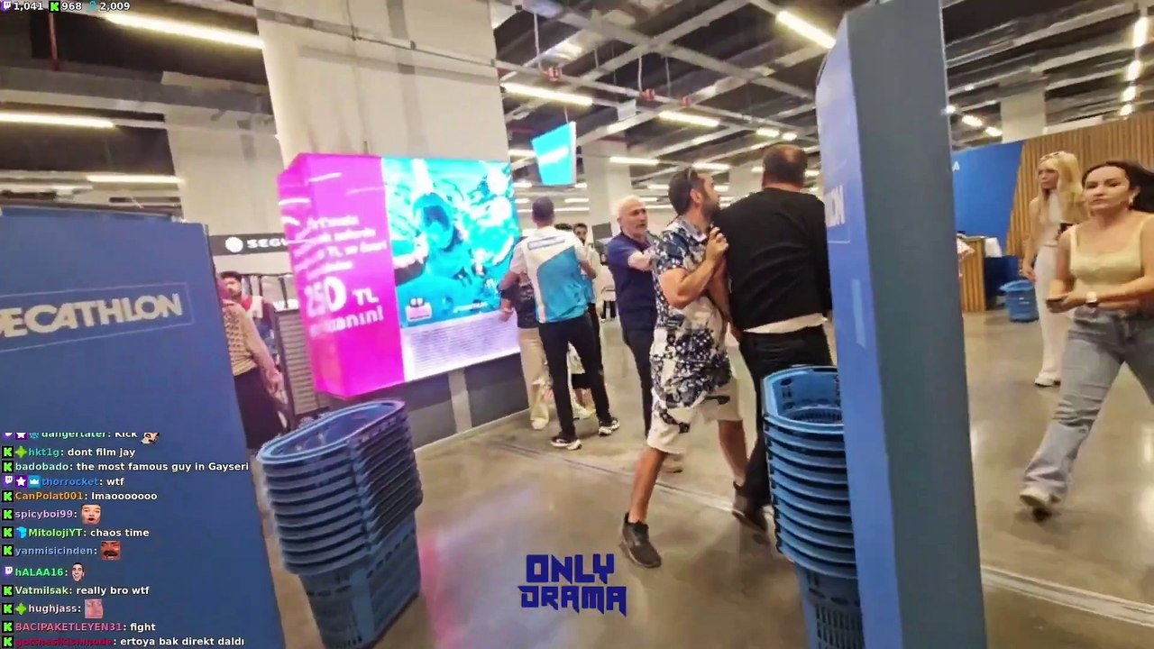 Güney Koreli yayıncı Mhyochi, Kayseri'de canlı yayın yaparken kavga yaşandı. Kavgaya ise Türk yayıncı İrlandas müdahale etti.