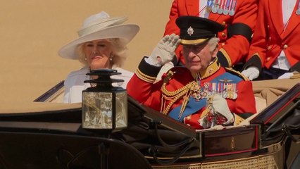 Carlos III se baja del caballo en su tercer cumpleaños oficial como rey