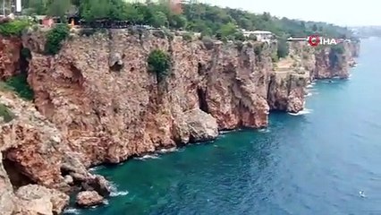 Çit ve uyarı tabelasını dikkate almayıp falezlere çıkan gençler ölüm atlayışları yapıyor