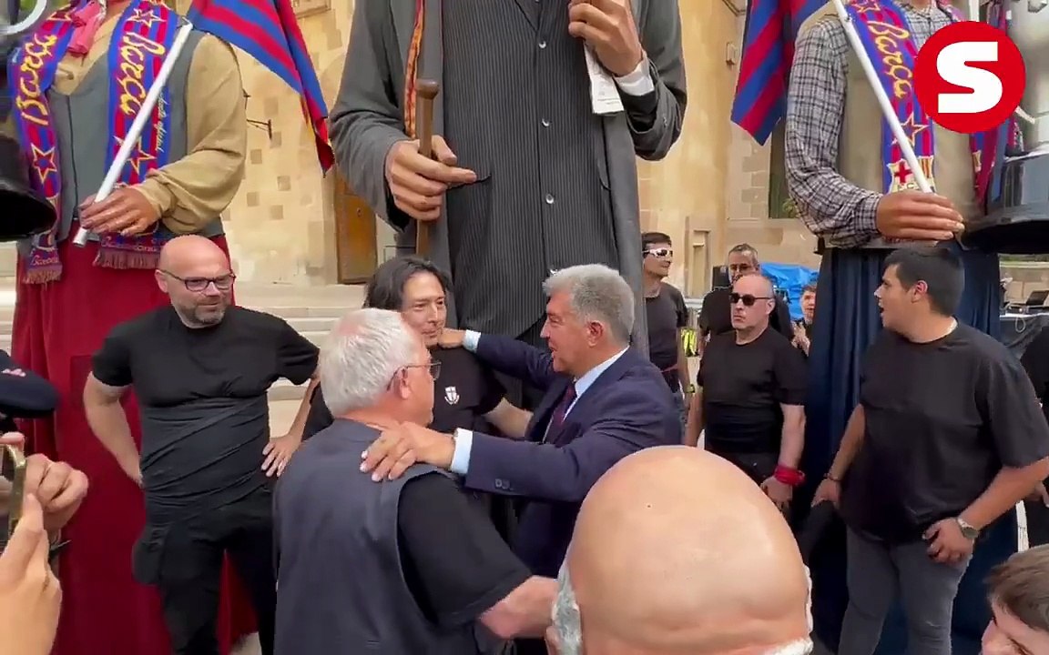 Laporta tapa una bandera estelada el mismo día que el Barça presume de la clausura de su estadio por pitar el himno español
