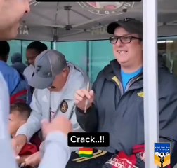 ESTADOUNIDENSES LE PIDEN AUTÓGRAFOS A EFRAIN MORALES