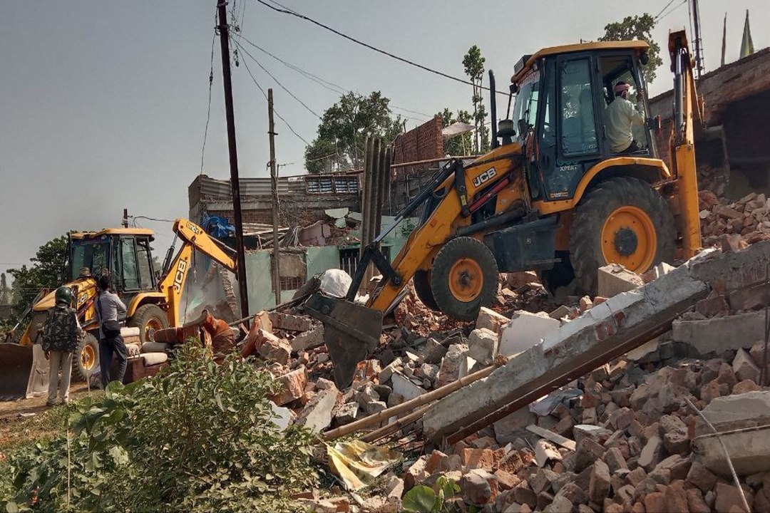 Bulldozer action: Video: पुलिस फोर्स की मौजूदगी में 39 अवैध मकानों पर चला प्रशासन का बुलडोजर, उजड़ा आशियाना देख रोती रहीं महिलाएं