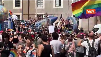 Rose Villain sul carro del Muccassassina sventola la bandiera palestinese al Pride di Roma