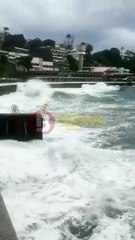 Vídeo: Ondas invadem área do Yatch Clube da Bahia e assusta associados