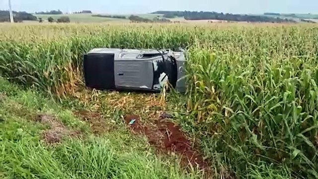 Capotamento em Céu Azul deixa três feridos e interdita BR-277