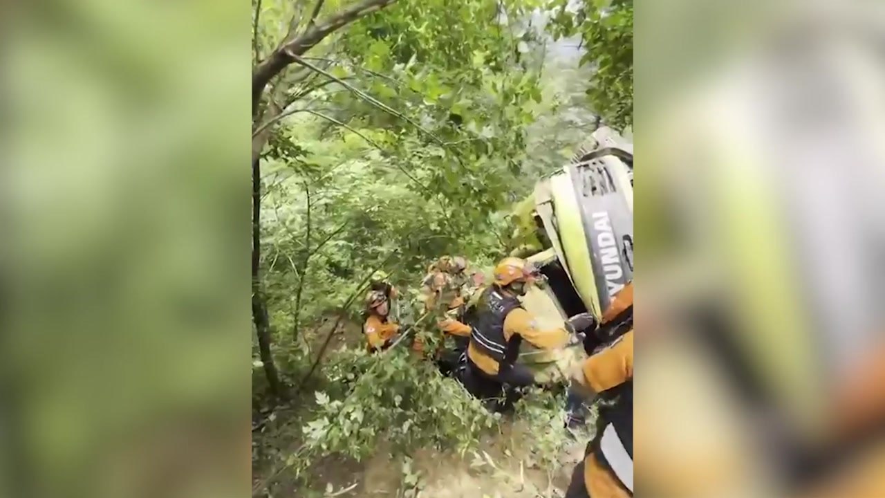 강원 횡성서 굴착기 계곡 아래로 추락...50대 작업자 구조 / YTN