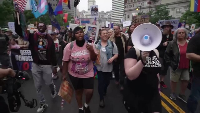 Philadelphia Erupts with Anti-Trump March Chanting “No King”