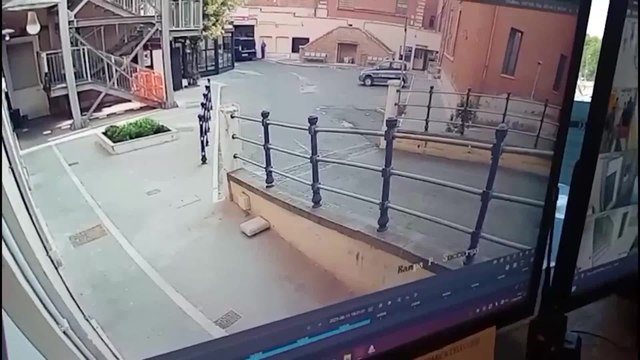 Evaso dall'ospedale Santo Spirito a Roma: ecco il video del detenuto che scappa a piedi nudi inseguito da due agenti