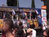 Roma Pride 2025, 'Censurace sto carro', con Trump, Putin, Orban e Meloni con fard e rossetto