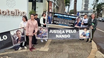 Familiares fazem manifestação no local do acidente que vitimou Fernando Lorenzo