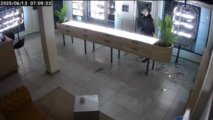 Río Segundo, tierra liberada: destrozaron un comercio y lo vaciaron en minutos