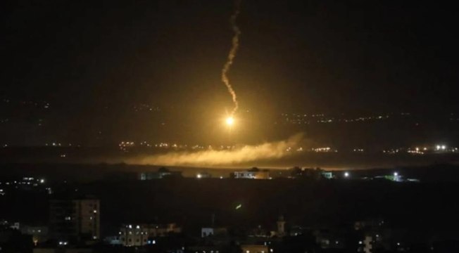 İsrail'in Hayfa kentindeki stratejik tesisinden dumanlar yükseliyor