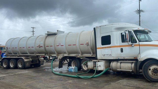 Refuerzan labores de distribución de agua potable en Los Santos