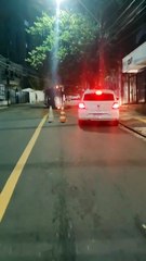 Acidente deixa carro virado na pista em bairro popular de Salvador; veja