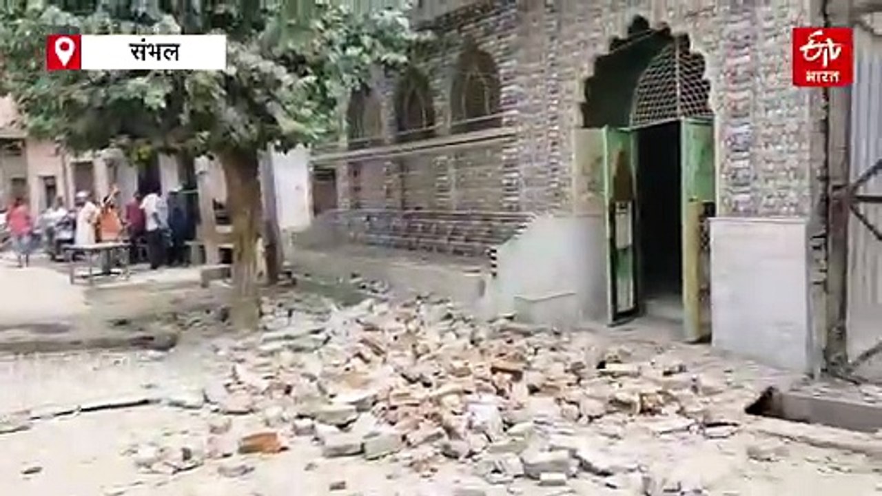 संभल में खुद यह मस्जिद तोड़ रही इंतजामिया कमेटी, नगर पालिका की जमीन पर बने 34 मकानों पर भी चलेगा बुलडोजर