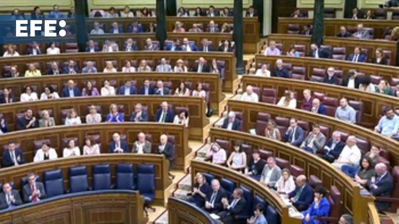 Gritos de "dimisión" del PP a Sánchez en el Congreso y aplausos del PSOE a su líder